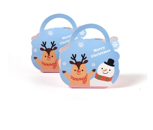 Details von hellblauen Weihnachtsboxen mit Rentier- und Schneemann-Cartoon-Motiven