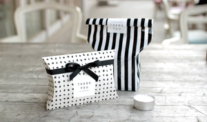 Nahaufnahme der schwarz-weißen Polka-Dot-Kissenboxen mit Dankeschön-Tags und Schleifen