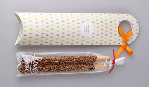 Detalle de la caja de snacks con dibujo de lluvia y palitos de galleta con chocolate