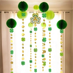 Dettaglio ghirlande trifoglio San Patrizio con sfere a nido d'ape e lanterne