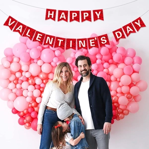 Familienparty-Szene mit rotem Happy Valentine's Day Banner und schwarzen Spitzmustern