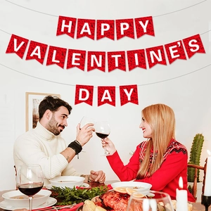 Girlande zum Valentinstag mit roten Rosen auf Schwalbenschwanz-Fahnen für Partys