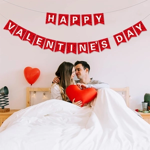 Rote Happy Valentine's Day Schwalbenschwanz-Banner mit Rosenmuster in gemütlichem Zimmer
