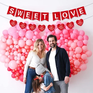 Detail der roten Sweet Love und herzförmigen Happy Valentine's Day Girlanden