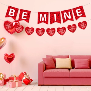 Romantisches Be Mine Banner mit Herzgirlanden über einem Sofa für den Valentinstag
