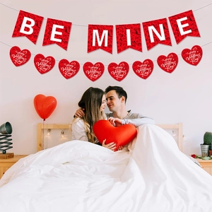 Detail von rotem BE MINE Banner und herzförmiger Happy Valentine's Day Partygirlande