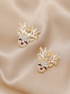 Détail de boucles d'oreilles renne avec strass brillants et bois en émail blanc