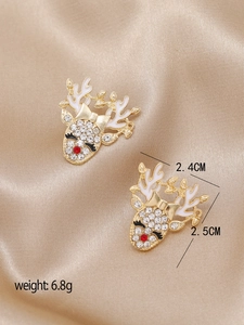 Vue détaillée des boucles d'oreilles renne avec bois blancs, strass et nez rouge