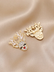 Détails de boucles d'oreilles renne avec cristaux scintillants et nez rouge sur soie