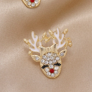 Broche de renne de Noël en alliage doré avec strass scintillants et détails émaillés