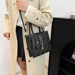 Borsa a tracolla trapuntata nera stile francese con nappe e mini borsellino