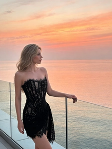 Robe mini corset chic en dentelle noire avec structure baleinée et ourlet asymétrique