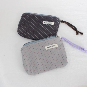 Détails de porte-monnaie en toile à pois bleus et gris avec fermeture éclair et sangle