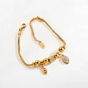 Bracelet luxueux en chaîne serpent dorée avec perles, œil et accents en zircon brillant