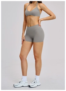 Set pantaloncini yoga grigi a vita alta e reggiseno sportivo coordinato per fitness.
