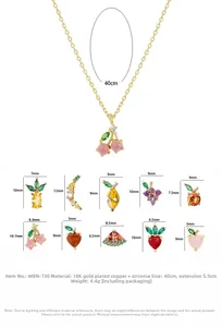 Vue macro des pendentifs de fruits dorés à l'or 18 carats avec zircons multicolores