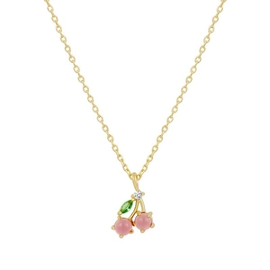 Détail du pendentif cerise rose avec gemme verte sur une fine chaîne dorée