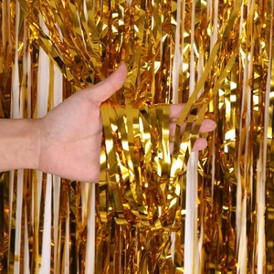Glitzernder goldener Lametta-Vorhang aus Metallfolie für Party-Hintergrunddekorationen