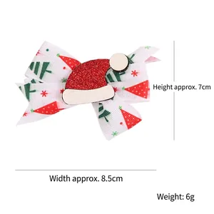 Barrette de Noël en ruban blanc avec motifs sapins verts et décoration chapeau rouge