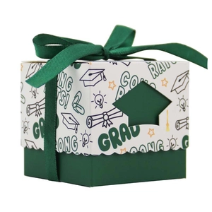 Boîte cadeau diplôme vert forêt avec ruban et motifs de chapeau académique