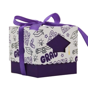 Boîte à bonbons carrée de remise des diplômes en violet et blanc avec ruban