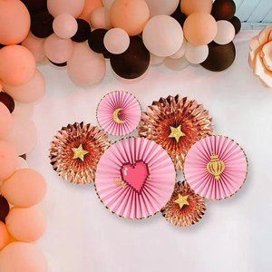 Détail d'éventails en papier rose et or rose avec décors de lune et d'étoiles scintillants