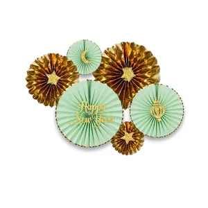 Détail d'éventails en papier vert menthe et or avec lunes et étoiles pailletées de fête
