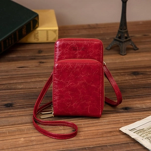 Détail du sac à bandoulière rouge vintage pour téléphone avec double fermeture éclair