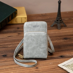 Détail de la pochette téléphone grise en cuir ciré vintage avec deux compartiments zippés