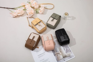 Varias opciones de color para mini bolsos bandolera de mujer en fondo lifestyle