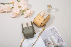 Vista detallada de bolsos de cuero PU para móvil en verde y amarillo con cremallera y solapa