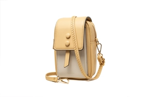 Detalle del bolso bandolera beige para móvil con hebilla decorativa y logo de PRETTYZYS