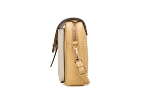 Detalle del bolso bandolera de retazos amarillo mostaza y beige con herrajes dorados