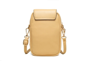 Detalle de bolso para móvil en cuero PU beige con herrajes dorados y correa ajustable