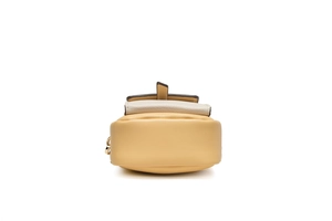 Vista de la base del bolso para móvil en cuero amarillo y beige con costuras finas