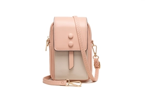 Detalle del bolso para móvil rosa y beige con costuras en zigzag en la correa de cuero