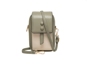 Detalle del bolso para móvil en cuero bicolor con herrajes dorados y bandolera