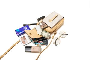Vista superior de los compartimentos funcionales del bolso bandolera de cuero PU con objetos
