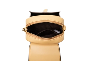 Vista superior del bolso bandolera de cuero PU beige con forro interior y cremallera dorada