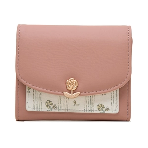 Vue détaillée du portefeuille rose en similicuir fleuri avec fermoir doré en rose et logo