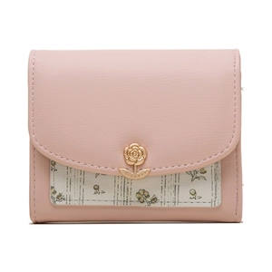 Détail du portefeuille en cuir rose avec insert floral et fermoir en métal doré