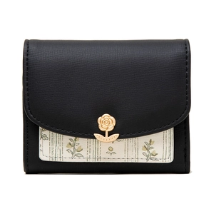 Détail du fermoir rose doré et du motif floral sur le portefeuille pliant noir pour femme