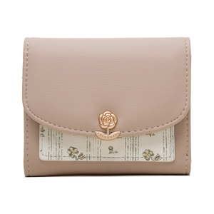 Détail du portefeuille à fleurs rose avec boucle en métal doré en forme de rose