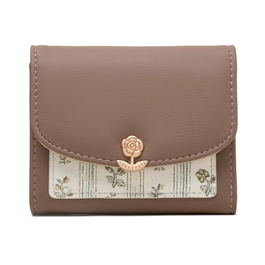 Vue détaillée du portefeuille à fleurs avec boucle en forme de rose et coutures précises