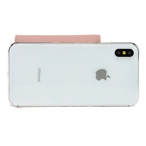 Comparaison de taille du portefeuille en cuir rose avec un smartphone de référence