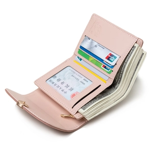 Intérieur détaillé d'un portefeuille en similicuir rose avec fentes pour cartes et fenêtre ID