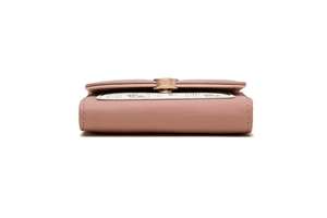 Vue latérale du portefeuille en similicuir rose avec tissu fleuri et fermoir doré