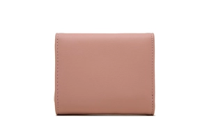 Détail du portefeuille en cuir PU rose avec surpiqûres blanches contrastées sur les bords