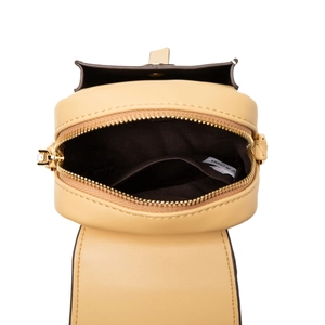 Vista abierta del bolso de móvil en cuero PU beige con interior marrón y bolsillo