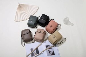 Divers coloris de mini sacs de téléphone à bandoulière en cuir PU grainé style litchi